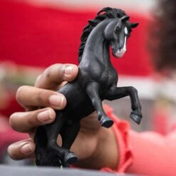 Schleich Pura Raza Española Stallion Toy 11 Schleich Pura Raza Española Stallion Toy -Wrangler || Schleich || ROPER Shop img81503 schleich pura raza espa C3 B1ola stallion toy